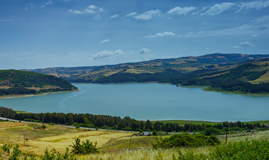 Panoramica del Lago Guardialfiera, con cielo sereno